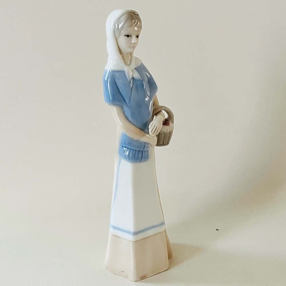Elegant Blue and White Porcelain Figurine - Picture 10 of 10